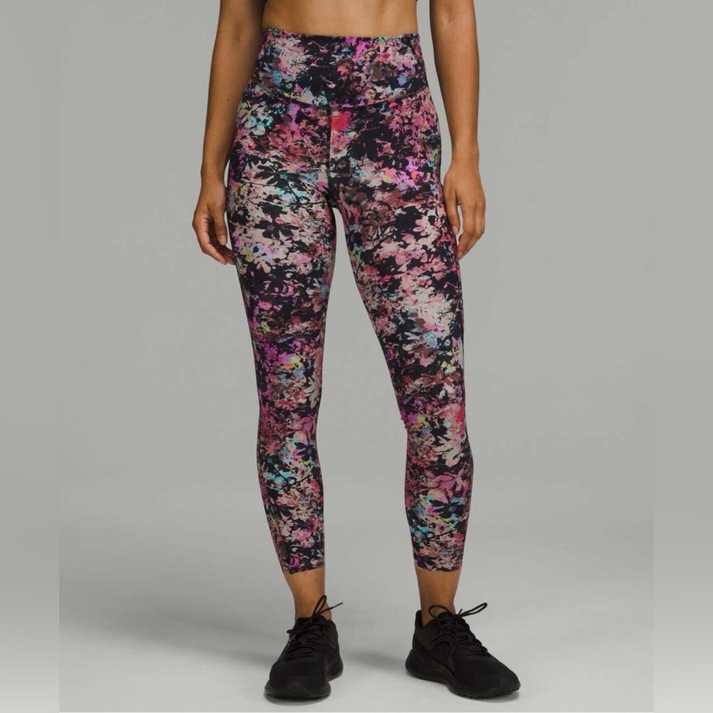 Base Pace High-Rise Crop 23” in Stencil Blossom Red Multi